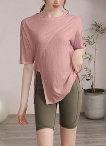 Détail du haut de yoga rose avec fente latérale et short de cyclisme vert olive femme