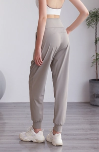 Détail de la taille haute et de la texture du tissu lisse du pantalon de jogging