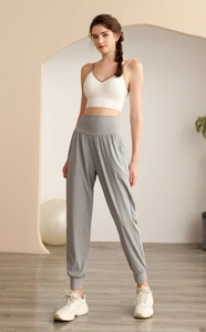 Dettaglio dei pantaloni sportivi a vita alta con fascia elastica e tasche laterali
