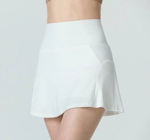 Detail van witte sportskort met hoge taille, stretchstof en een gebogen zijzoom