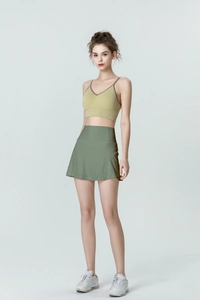 Vue complète d'un ensemble sport avec brassière vert avocat et jupe de tennis vert sauge
