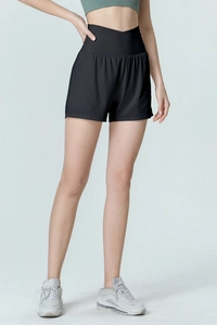 Gros plan du short de sport noir à taille haute avec une ceinture croisée en V élégante