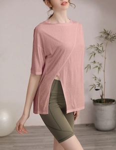 Détail du haut de yoga rose avec fente latérale et short cycliste vert olive