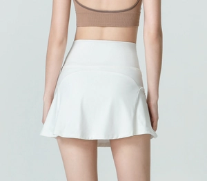 Achteraanzicht van witte tennis skort met hoge taille en ergonomische naden