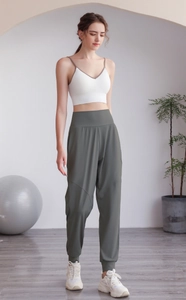Détail du jogging taille haute en nylon avec coutures flatteuses et poignets élastiques