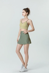 Vue latérale détaillée de la jupe de sport vert sauge taille haute et du soutien-gorge olive