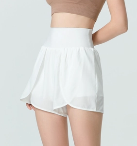 Détail du short de sport 2-en-1 blanc taille haute avec fente latérale pour le running