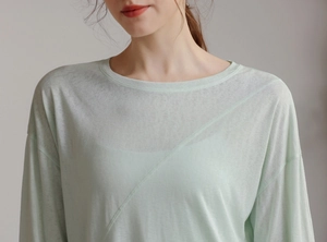 Détail du col rond et du tissu tencel vert menthe clair du haut de yoga respirant