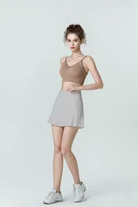 Detailweergave van sportrok met hoge taille, zijzak en een elastische tailleband voor dames