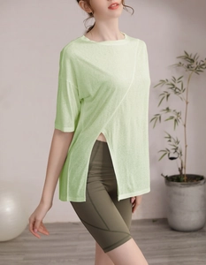 Détail du t-shirt de sport vert clair respirant avec fentes et short de fitness olive