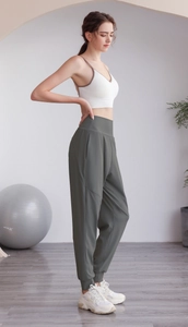 Détail du jogging taille haute avec poches latérales et revers élastiques pour femmes