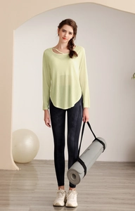Détail du haut de yoga vert citron avec découpe diagonale et tissu tencel respirant