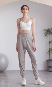 Dettaglio dei pantaloni da yoga in nylon a vita alta con elastico e polsini alle caviglie