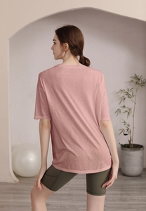 Vue arrière du t-shirt de yoga rose et du short de sport vert à taille haute avec poches