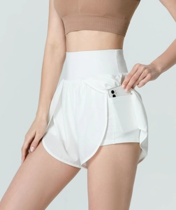 Détail de short de sport blanc taille haute avec une poche latérale pour smartphone