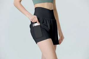 Détail du short de sport taille haute avec doublure et poche latérale pour téléphone