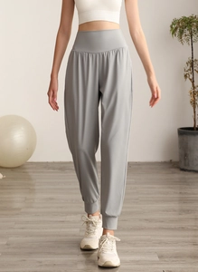 Pantaloni jogger grigio chiaro a vita alta con cuciture a V e caviglie a costine