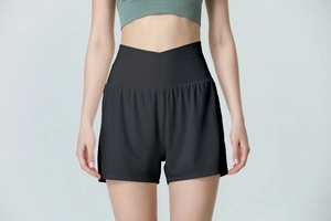 Détail du short de sport noir à taille haute croisée en V pour fitness et yoga femme