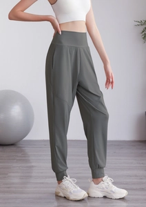 Vue détaillée du pantalon de jogging vert sauge à taille haute avec poignets élastiques