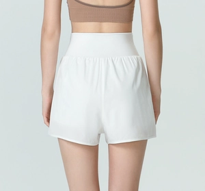 Détail arrière du short de sport blanc à taille haute avec effet sculptant et levage