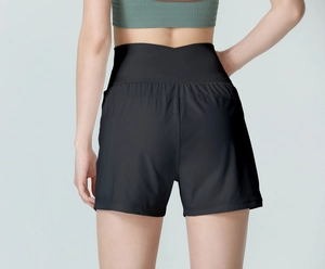 Vue arrière du short de sport noir taille haute avec ceinture croisée sur le modèle