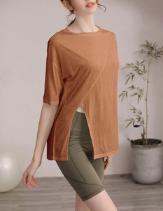 Détail du t-shirt de yoga ample avec fente latérale et short cycliste vert olive femme