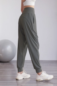 Détail du pantalon de jogging gris anthracite à taille haute et poignets élastiques