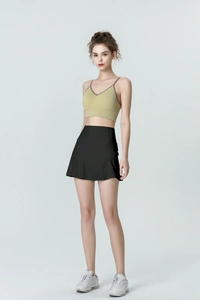 Brassière de sport verte à col en V et jupe de tennis noire à taille haute avec poches