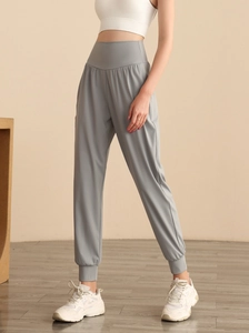 Dettaglio della vita alta e del tessuto liscio sui pantaloni sportivi grigi