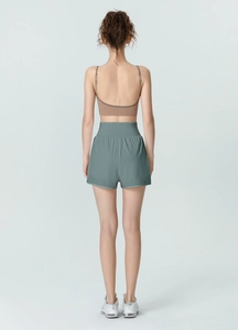Vue arrière du débardeur de sport côtelé marron et du short de yoga double couche