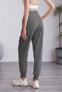 Pantalon de jogging vert olive foncé avec taille haute, poignets côtelés et tissu sport