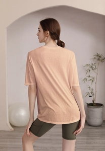 Vue arrière du t-shirt de yoga ample couleur abricot en tissu léger et respirant