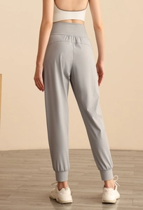 Vista posteriore dei pantaloni sportivi grigio chiaro a vita alta con polsini elastici