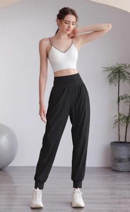 Set yoga da donna con reggiseno sportivo bianco e pantaloni harem neri traspiranti