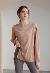 Détail du haut de yoga ample avec fente latérale et texture en tissu Tencel respirant