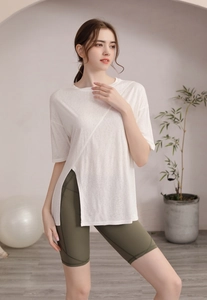Gros plan du haut de sport léger en tencel avec fente latérale élégante pour femme