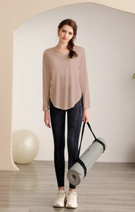 Détail du haut de yoga ample en tencel avec col rond évidé et ourlet courbé femme