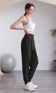 Détail du jogging noir taille haute et du soutien-gorge de sport blanc pour le yoga