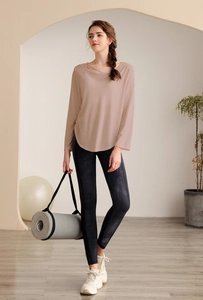 Détail du haut de yoga en tencel avec bretelles croisées et texture respirante