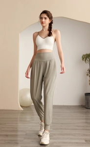 Dettaglio dei pantaloni sportivi in nylon a vita alta e reggiseno per fitness