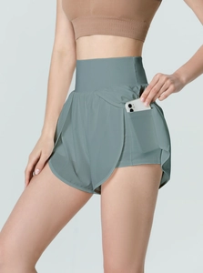 Détail du short de sport taille haute avec poche téléphone et design double épaisseur