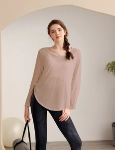 Détail de la blouse de yoga rose avec bretelles asymétriques et tissu respirant