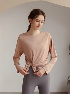 Détail du haut de yoga en tencel avec un nœud élégant à l'ourlet et un tissu doux respirant