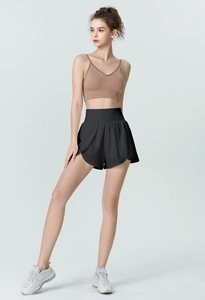 Vue détaillée du short de sport noir double couche et de la brassière de sport marron