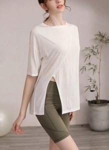 Détail du t-shirt de yoga blanc à fentes latérales et short de cycliste vert olive