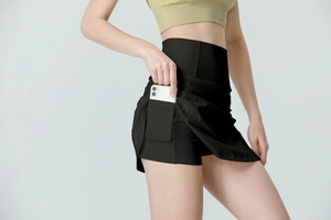 Détail d'une jupe-short de sport taille haute avec poche latérale pour un smartphone