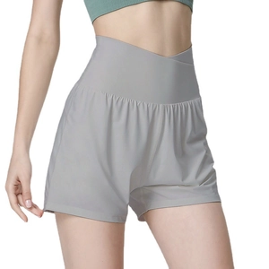 Short de sport gris clair pour femme avec taille haute croisée et design 2-en-1 fluide