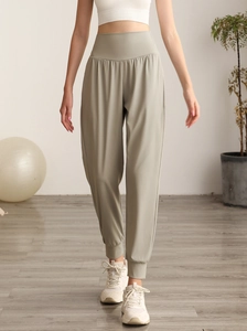 Dettaglio dei pantaloni sportivi ampi a vita alta con orli elasticizzati e tessuto morbido