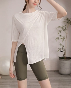T-shirt de yoga blanc ample à fentes latérales et short cycliste vert olive à taille haute
