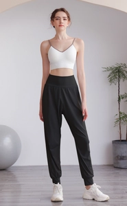 Pantaloni da yoga neri a vita alta da donna con reggiseno sportivo a costine bianco